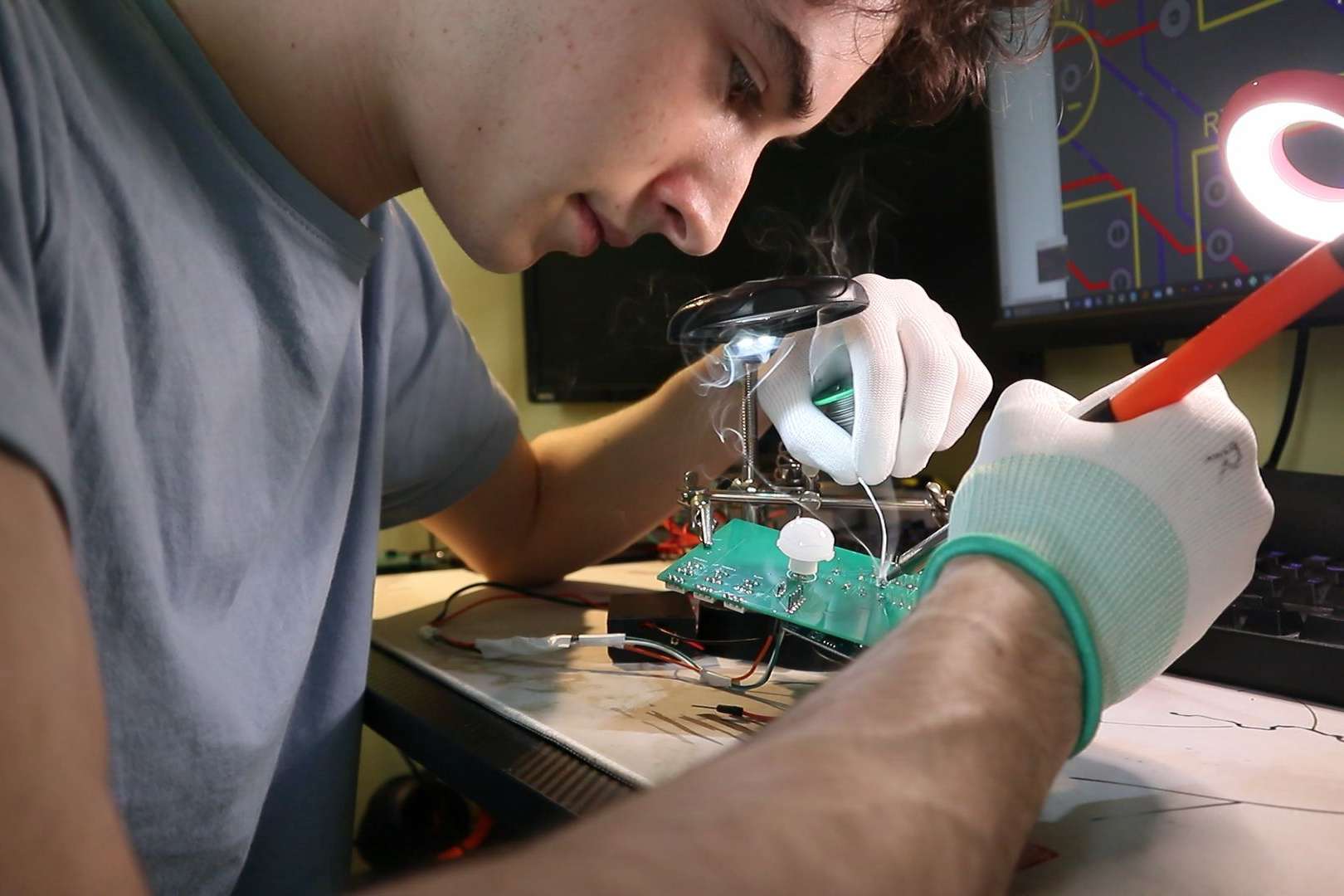 Wildlife photographer Denat Lahi develops custom-built camera systems for lynx photography.