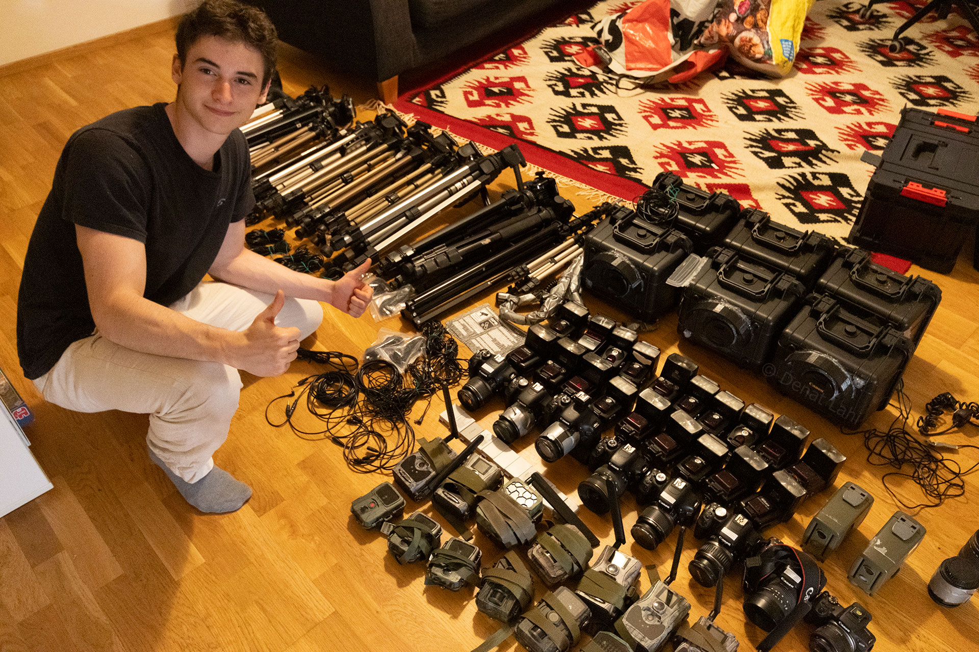 Denat Lahi besides his equipment to photograph lyxnes.